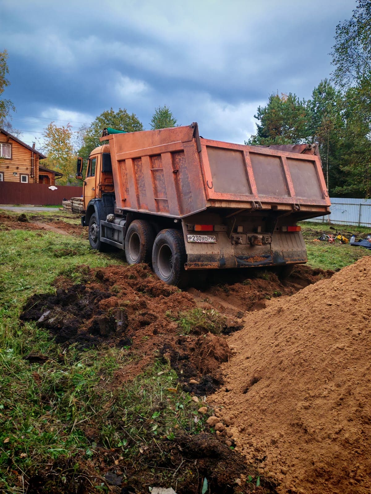 Завоз плодородного грунта и песка фон